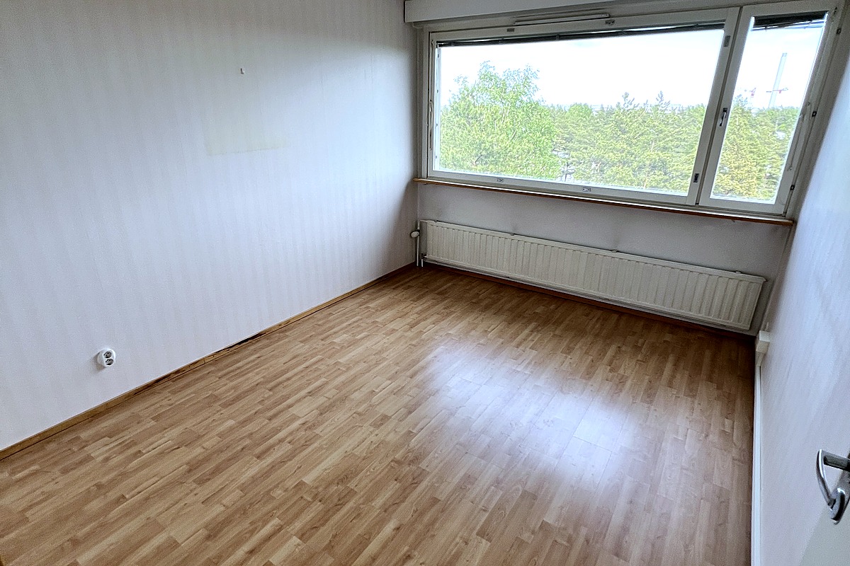 Tyhjennetty makuuhuone asunnon tyhjennyksen jälkeen Helsingissä