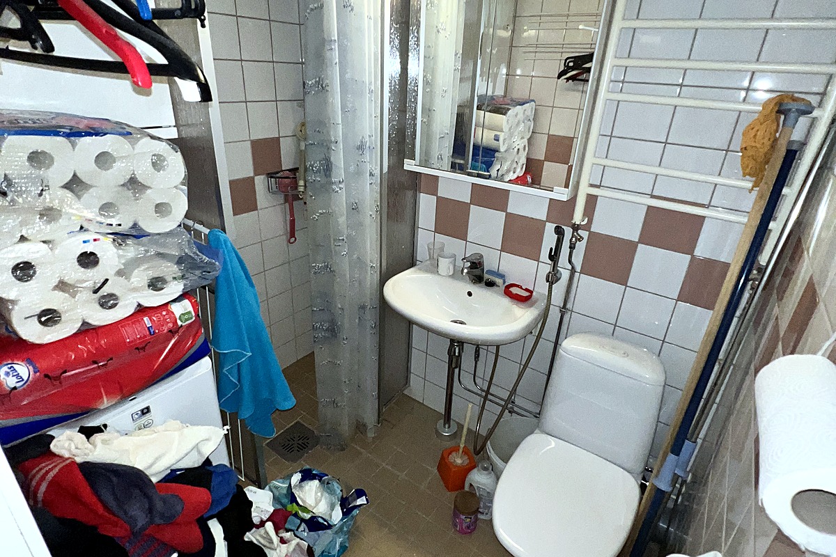 Asunto Helsingissä kylpyhuone ennen tyhjennystä