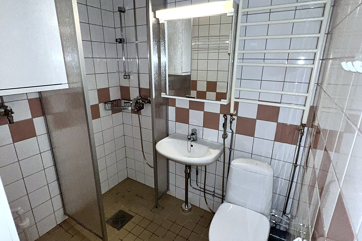 Siivottu kylpyhuone tyhjennyksen jälkeen Helsingissä